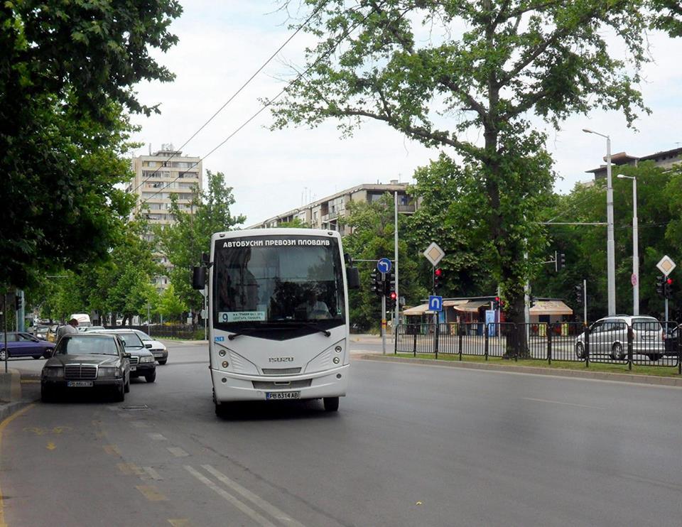 Възрастен мъж е в болница, след като падна в автобус на градския транспорт