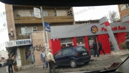 Шофьор колабира зад волана и изхвърча на тротоар