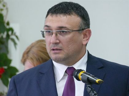 Министър Младен Маринов: 47-годишен криминално проявен мъж е задържан в Бургас, докато изважда оръжие минути след настъпването на новата година