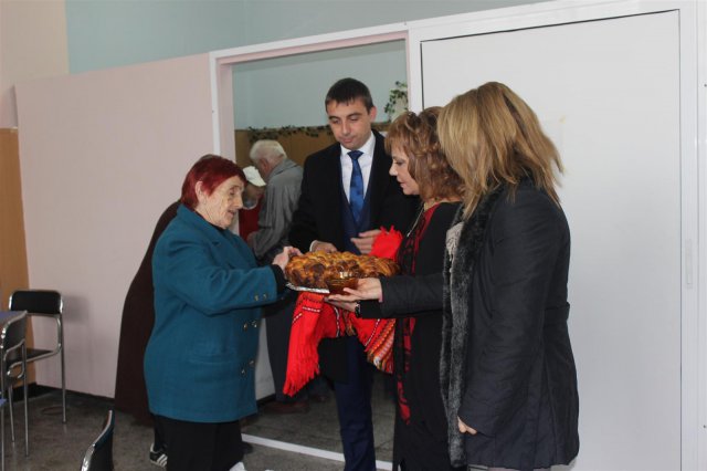 Откриха социалната трапезария в “Западен“ с пита и мед