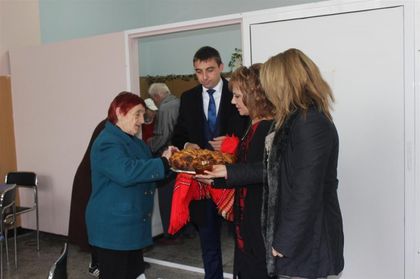 Откриха социалната трапезария в “Западен“ с пита и мед