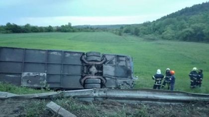 12 деца са в болницата след обръщането на буса