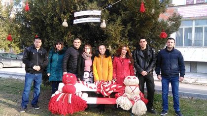 Под мотото #ДаЗапазимТрадициите, младежите от ГЕРБ Разград, заедно със своите деца, изработиха мартенички и създадоха украсен празничен къ
