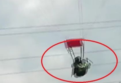 Ужас в небето: Парашутистка се оплете в жици (ВИДЕО)