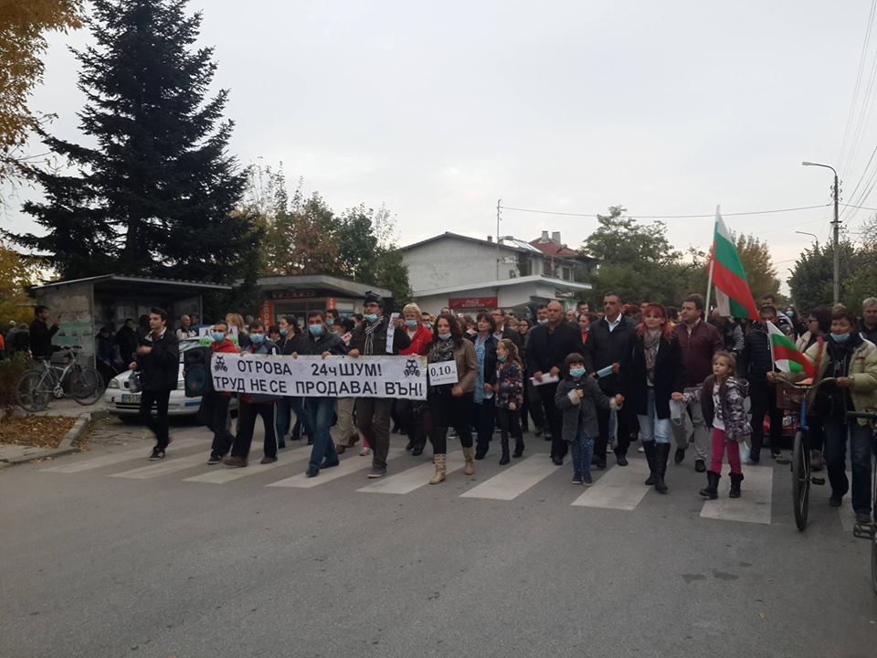 Жителите на Труд отново на протест, блокират пътя Пловдив-Карлово
