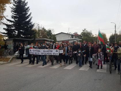 Стотици жители на Труд блокираха Карловско шосе, кметове редом до тях