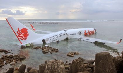 Индонезийски Boeing се разби в морето край Джакарта