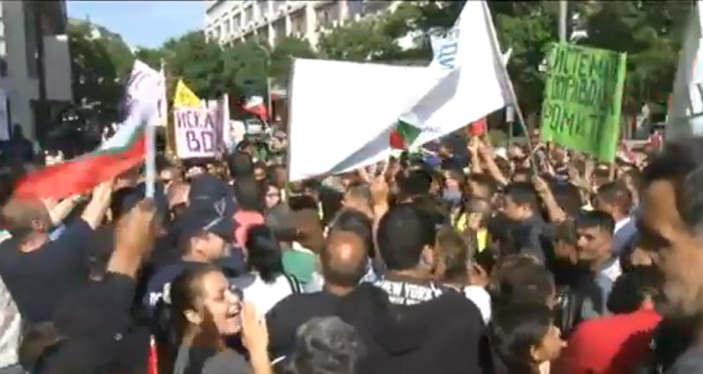 Цигани с трибагреници протестират в Бургас! Кметът: Няма да ме уплашите с тези протести (ВИДЕО)