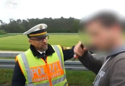 ВИДЕО: Вижте как германски полицай наказва хора, които снимат трагични пътни инциденти?