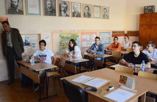 Смях! Ламя си прави пластична операция за утрояване на главите в задача по математика