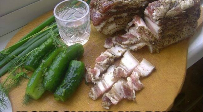 Сланина, ракия и достойнство. Без последното.