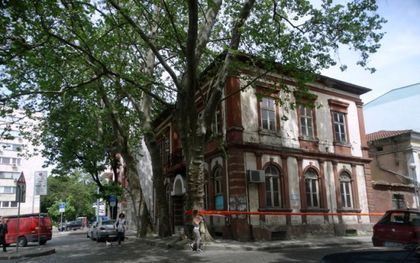 Майката на бебето, ударено от мазилка съди стопаните на сградата