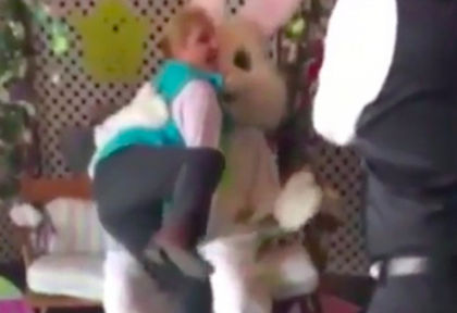 Пияна и разгонена американка се нахвърли да изнасили Великденския заек пред очите на смаяните дечица (СНИМКИ)
