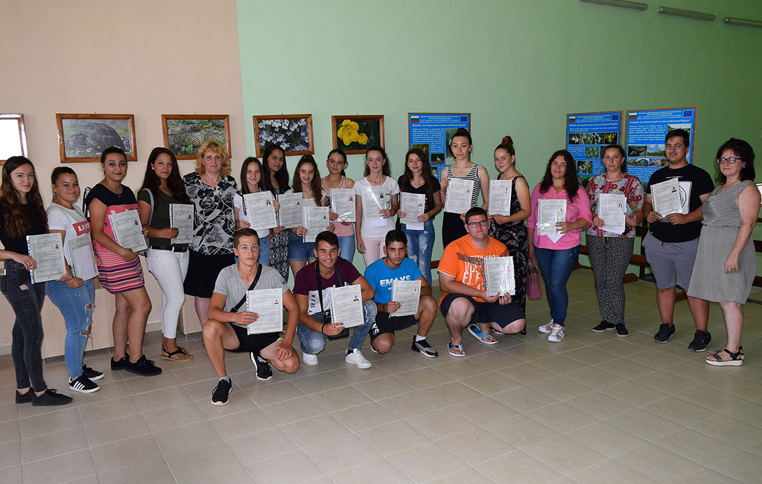 Ученици от Стамболово получиха сертификати по проект „Ученически практики“