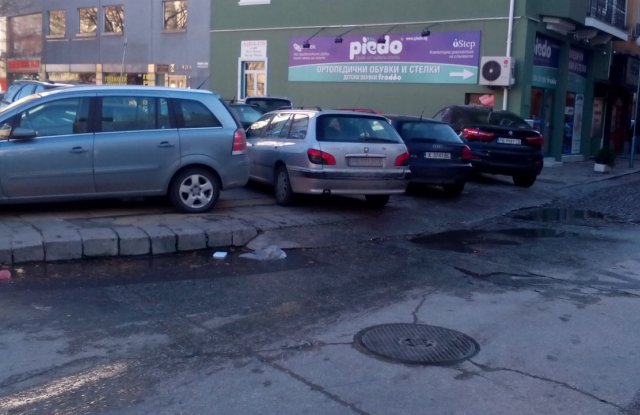 Незаконен паркинг под носа на полицията ядоса пловдивчанин! Той: Няма тротоар!, МВР шефът обяснява: Общински е