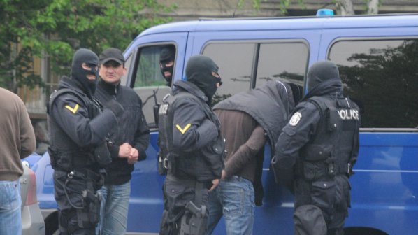 Полицейски бус препречил пътя на арестуваните в Кършияка