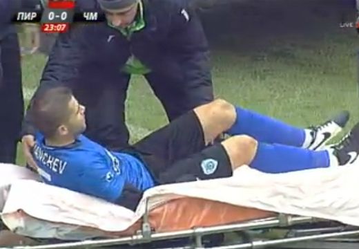 Паника на мач в "А" група, линейка нахлу на терена заради пострадал футболист (СНИМКИ)