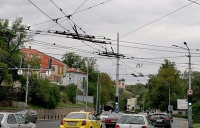 Демонтаж на тролейбусни жици запуши част от Пловдив, така ще е 33 дни