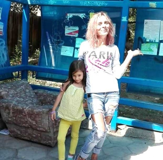 Ново 20 в градския транспорт: Първата спирка в България, обзаведена с мека мебел е в Благоевград! (СНИМКИ)