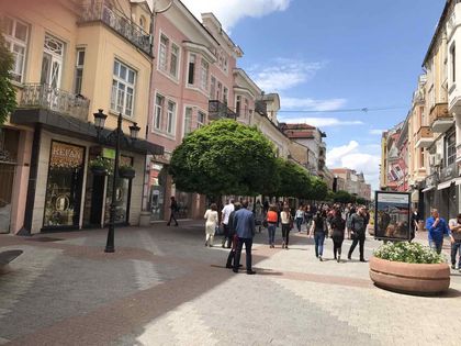 Пловдивчани надушиха хубавото време и се пуснаха по Главната