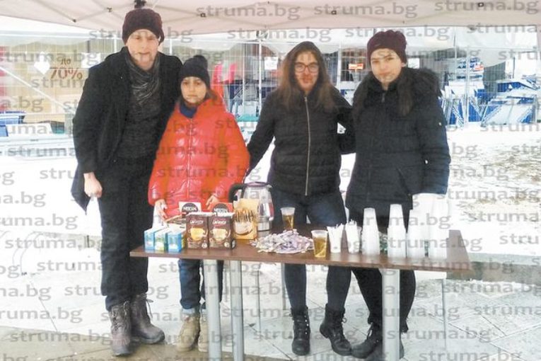 Младежите от Детския парламент в Благоевград стоплиха с безплатни напитки жителите и гостите на града