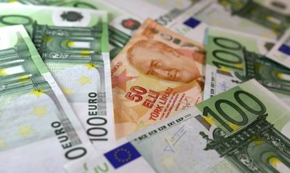 След турската лира потъна и еврото. Защо?