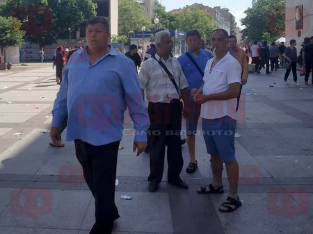 Само във Флагман.бг! Вижте изпълнителите на активното мероприятие срещу бургаския кмет! Питаме кой го режисира