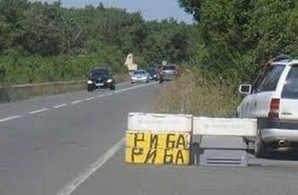 Цигани плашат с бой, ако не купиш от вмирисаната им риба