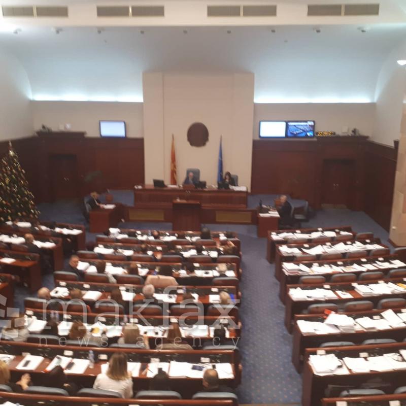 Македонският парламент прие окончателно конституционните промени (ОБЗОР)