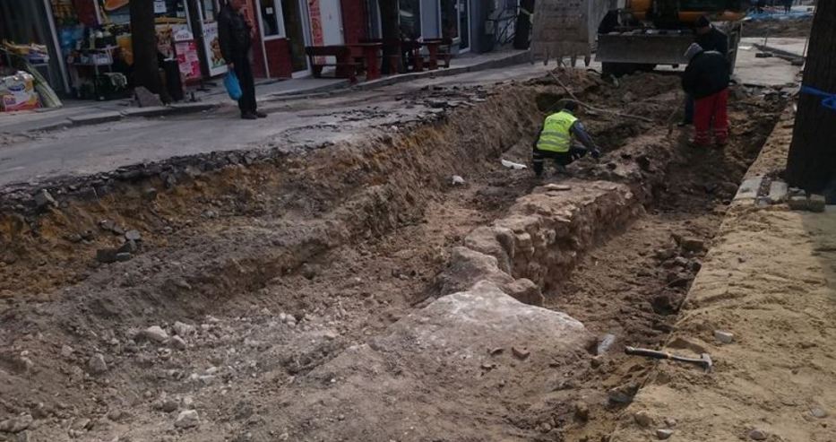 Разкрития от древния Одесос: Античен градеж се показа под настилката на разкопана улица във Варна (снимки)