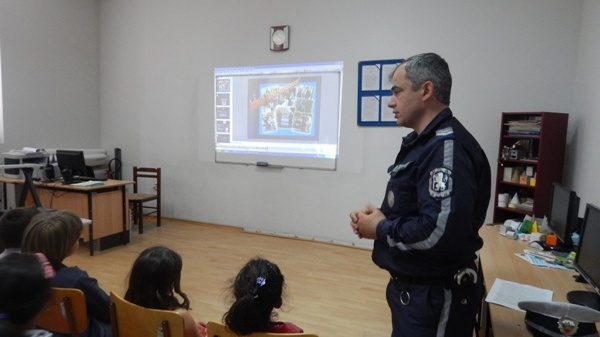 Полицаи обучават деца в толерантност в училище и на пътя