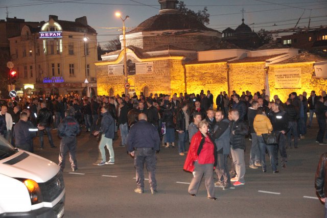 Полицаите блокираха колелото на водната палата