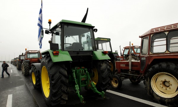 Пак протести: Гръцките земеделци загряват тракторите