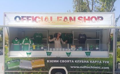 Подвижен фен шоп за новак в Първа лига