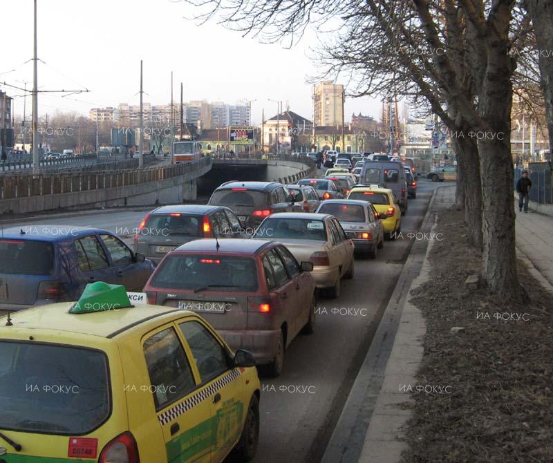 София: Ремонт на трамвайния път затруднява движението по бул. „Ситняково“ в района Румънското посолство