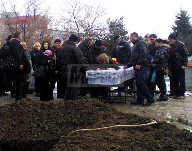 Не вкараха убиеца в храма (снимки)