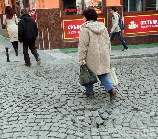 Жена пропадна в дупка в центъра на Пловдив, строши си и двата крака