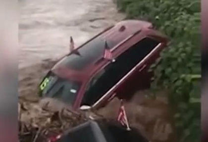 Зрелищно ВИДЕО показа как коли от автокъща