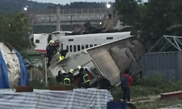 Влак дерайлира в Тайван, има най-малко 17 загинали