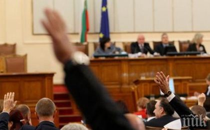 Парламентът удължи работното си време