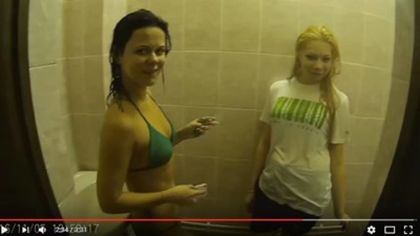 Пиянска оргия в училищен басейн (ВИДЕО)