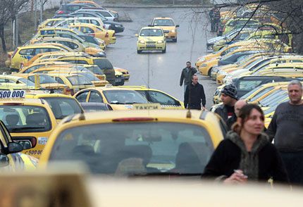 Таксиметрови шофьори във Варна плашат с протести по Нова година!
