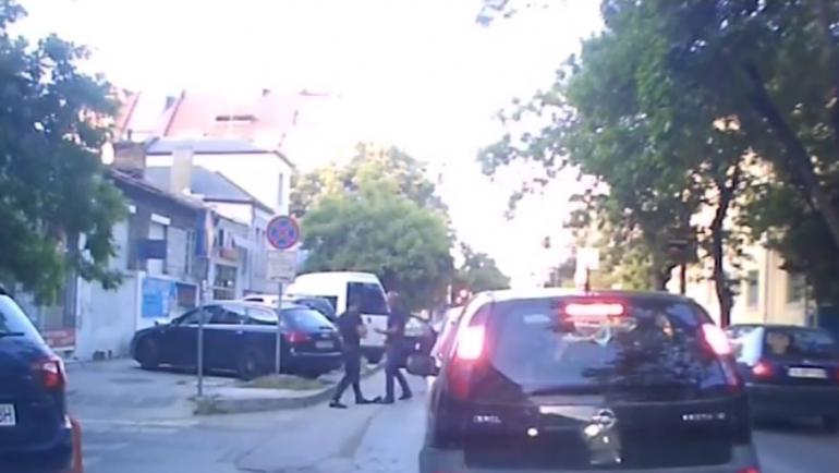 Мъж се направи на батка, изкърти огледало на 19-годишен шофьор в Кършияка