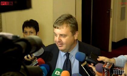 Каракачанов: Наесен започва обществено обсъждане на въвеждането на доброволната казарма