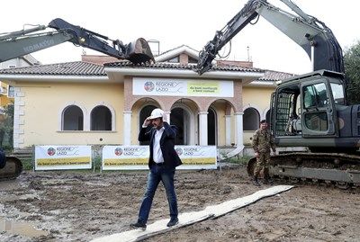 Матео Салвини сложи бяла каска, качи се на булдозер и започна да руши незаконна вила (Снимки)