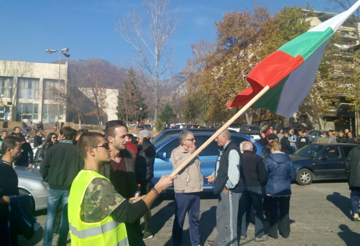 Протестиращи от Сопот и Карлово затварят Подбалканския път