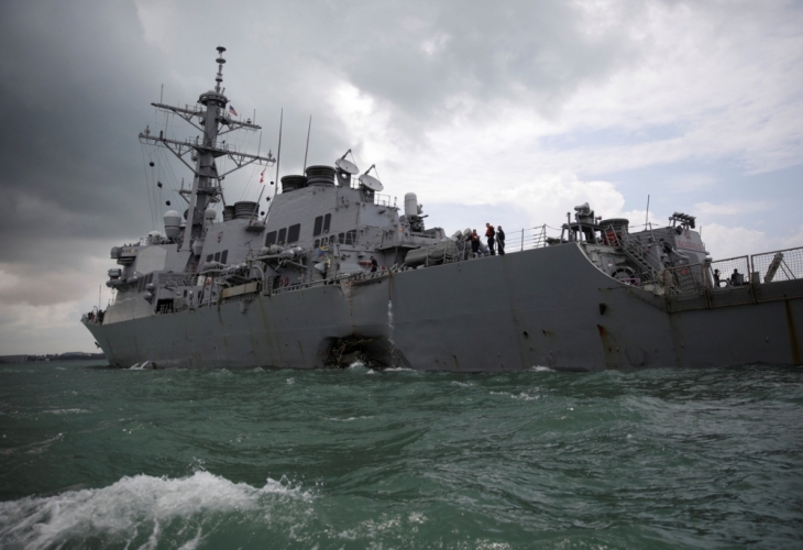 След сблъсъка с танкер, флотът на САЩ преустановява операциите си в целия свят