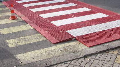 В Асеновград осветяват пешеходни пътеки, монтират