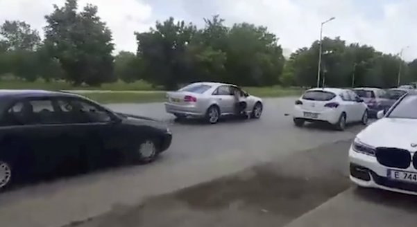 Млад шофьор влачи жена по пътя, след като ѝ удари колата и се опита да избяга