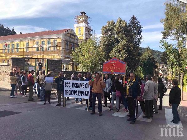 Чепеларе на бунт! Затвориха пътя Смолян-Пловдив заради закриването на прокуратурата в града
